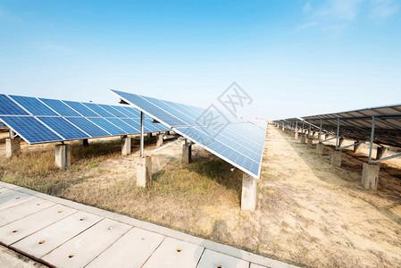光伏板用于生产清洁可持续可再生能源的太阳能板图片素材